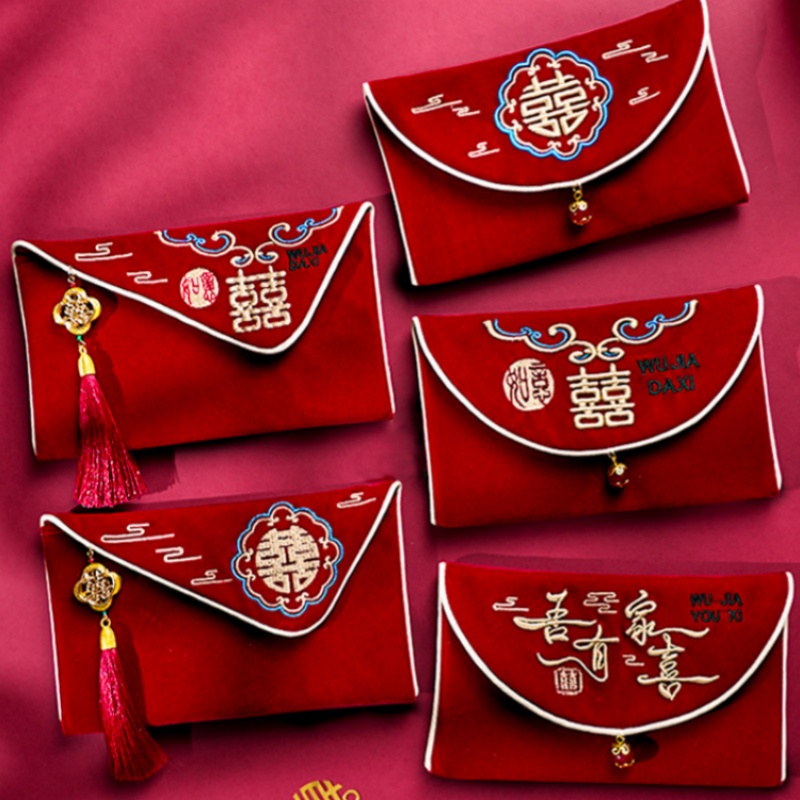Embroidery Bag - حقيبة مخملية بتصميم شرابة، مطرزة بنقوش